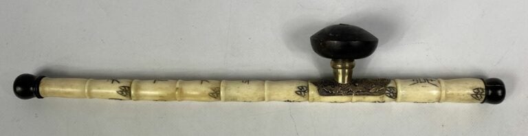 CHINE / VIETNAM - Ensemble de trois pipes à opium et gaines en métal argenté et…