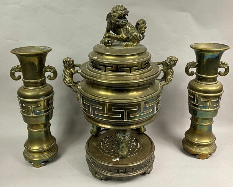 CHINE / VIETNAM - Garniture de cheminée comprenant une paire de vases et un brû…