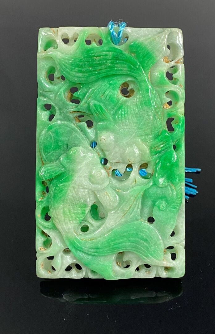 CHINE / VIETNAM - Plaque rectangulaire en jade jadéite sculptée et ajourée de c…