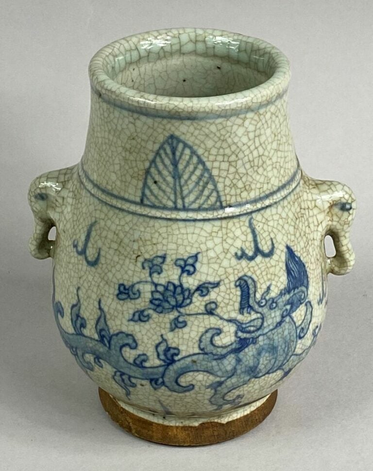 CHINE / VIETNAM , XXe siècle - Vase en céramique craquelée blanche et bleu à dé…