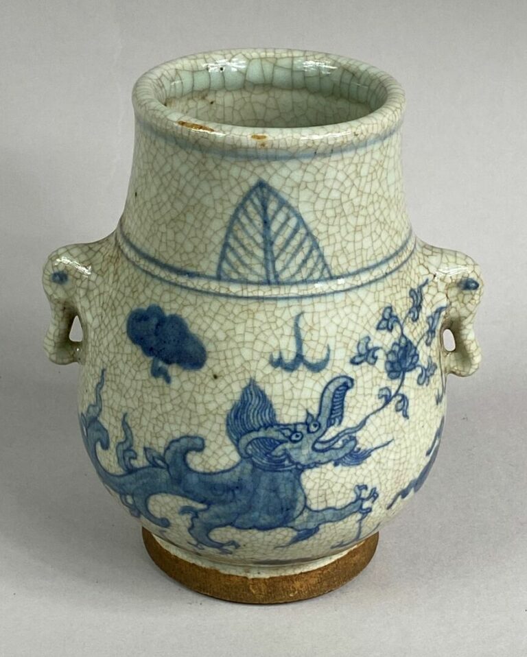 CHINE / VIETNAM , XXe siècle - Vase en céramique craquelée blanche et bleu à dé…