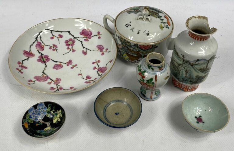 CHINE, XIXe et XXe siècles - Lot comprenant des céramiques dont un vase miniatu…
