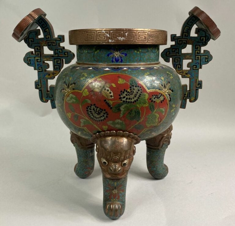 CHINE, XIXe siècle - Brûle-parfum tripode en émaux cloisonnés sur cuivre. Inscr…