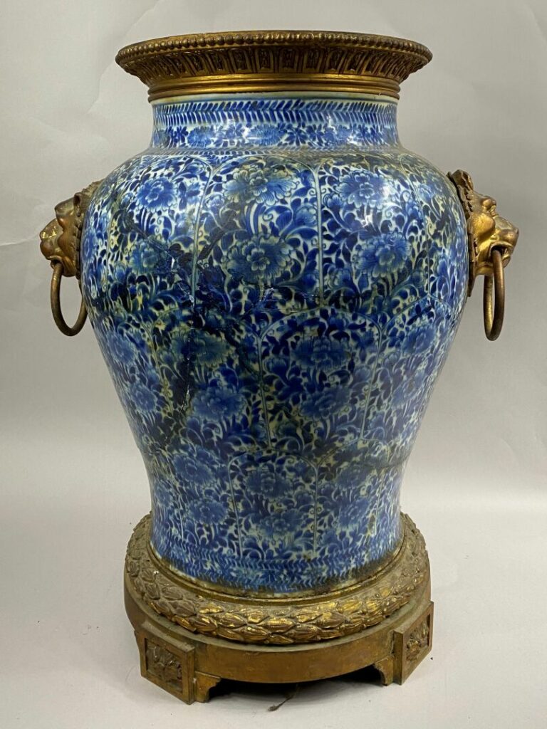 CHINE, XVIIIe siècle - Importante potiche en porcelaine bleu blanc à décor de r…