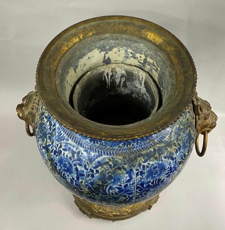 CHINE, XVIIIe siècle - Importante potiche en porcelaine bleu blanc à décor de r…
