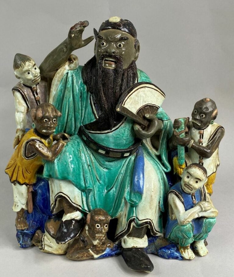 CHINE, XXe - Groupe en porcelaine émaillée dans les tons, bleu, vert et ocre re…