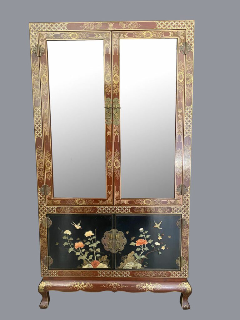 CHINE, XXe - Meuble vitrine en bois laqué peint et incrustations de nacre et pi…