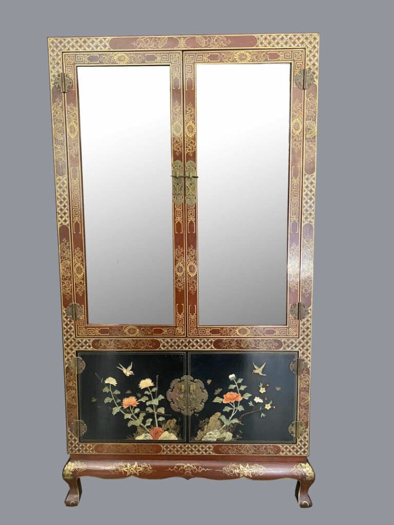 CHINE, XXe - Meuble vitrine en bois laqué peint et incrustations de nacre et pi…