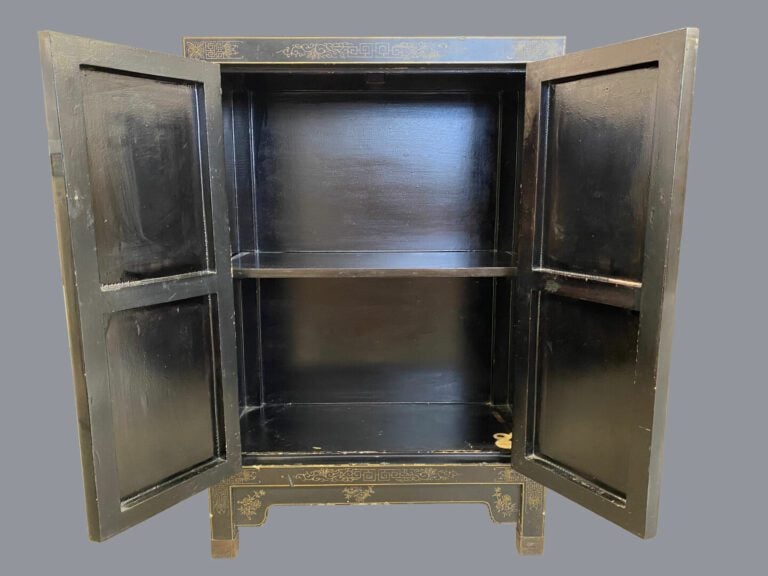 CHINE, XXe - Petite armoire en bois laqué noir peint avec incrustations de pier…