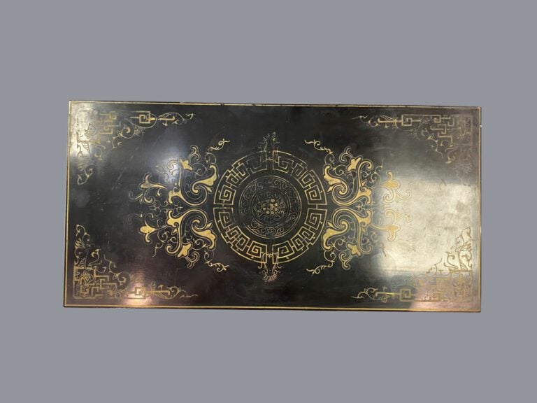 CHINE, XXe - Petite armoire en bois laqué noir peint avec incrustations de pier…