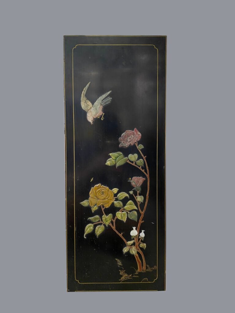 CHINE, XXe - Petite armoire en bois laqué noir peint avec incrustations de pier…