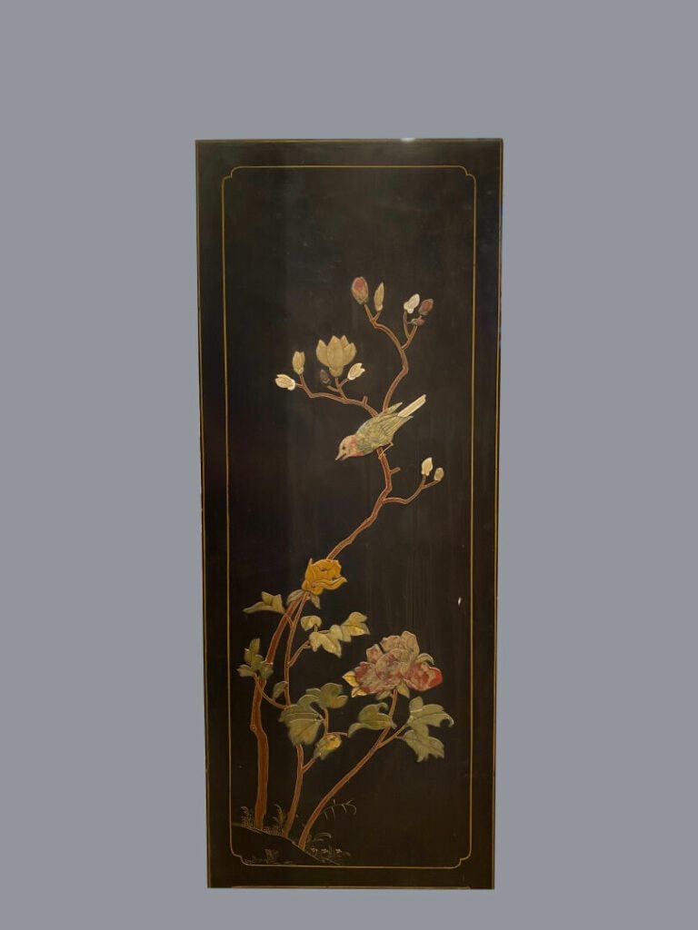 CHINE, XXe - Petite armoire en bois laqué noir peint avec incrustations de pier…