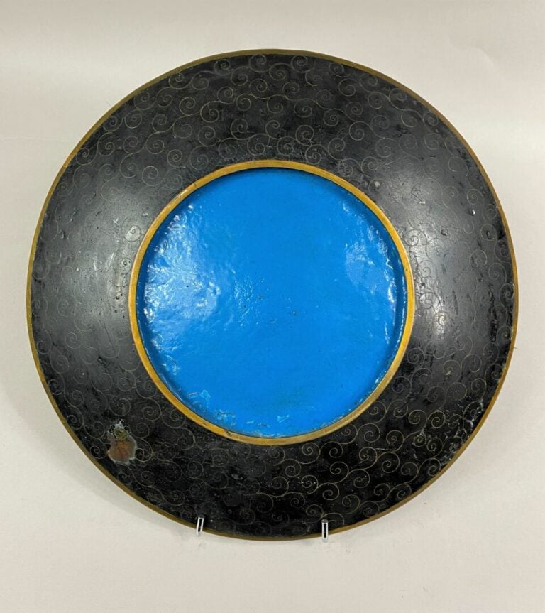 CHINE, XXe - Plat rond en émaux cloisonnés polychromes à décor d'oiseau branché…
