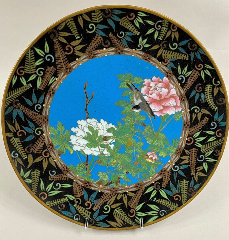 CHINE, XXe - Plat rond en émaux cloisonnés polychromes à décor d'oiseau branché…