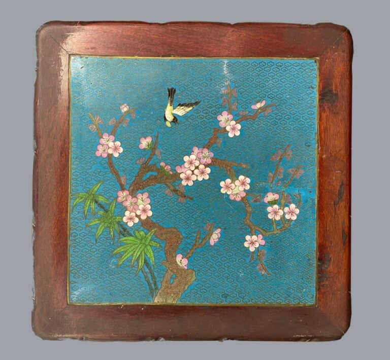 CHINE, XXe - Sellette en bambou teinté sculpté et plateau en émaux cloisonnés -…