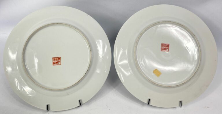 CHINE, XXe siècle - 2 assiettes en porcelaine à décor polychrome, l'une à décor…