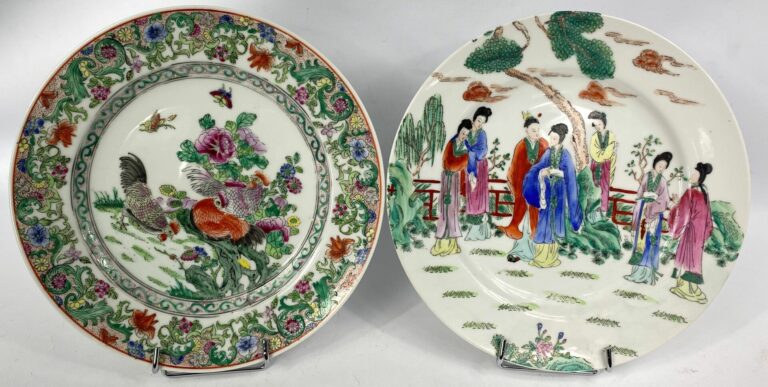 CHINE, XXe siècle - 2 assiettes en porcelaine à décor polychrome, l'une à décor…