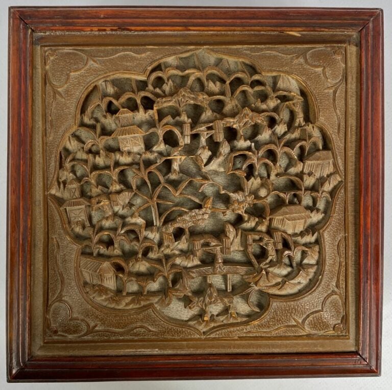 CHINE, XXe siècle - Boîte en bois exotique à décor sculpté de maisons et végéta…