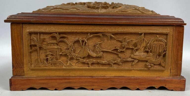 CHINE, XXe siècle - Boîte en bois exotique à décor sculpté de maisons et végéta…