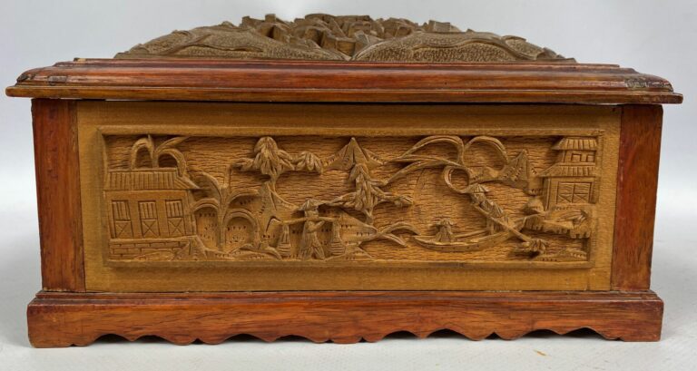 CHINE, XXe siècle - Boîte en bois exotique à décor sculpté de maisons et végéta…