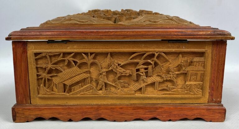 CHINE, XXe siècle - Boîte en bois exotique à décor sculpté de maisons et végéta…