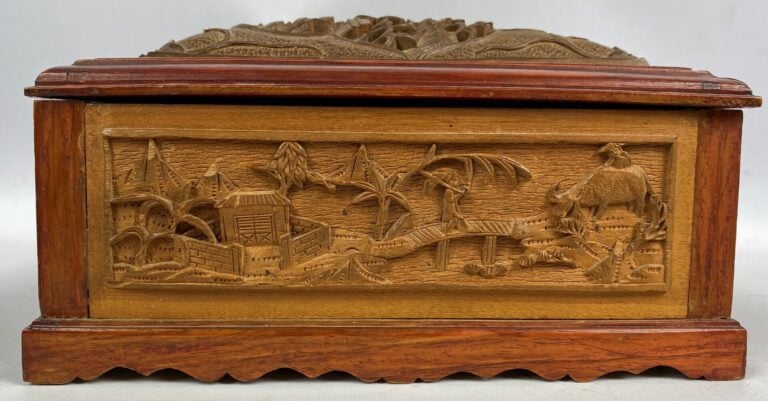 CHINE, XXe siècle - Boîte en bois exotique à décor sculpté de maisons et végéta…
