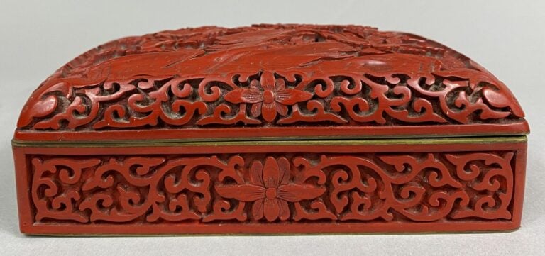CHINE, XXe siècle - Boite rectangulaire en laque de cinabre à décor de fleurs e…