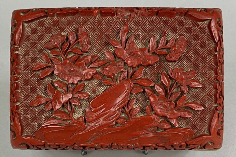 CHINE, XXe siècle - Boite rectangulaire en laque de cinabre à décor de fleurs e…