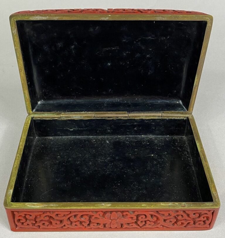 CHINE, XXe siècle - Boite rectangulaire en laque de cinabre à décor de fleurs e…