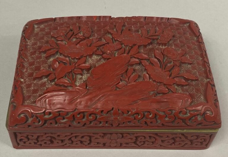 CHINE, XXe siècle - Boite rectangulaire en laque de cinabre à décor de fleurs e…