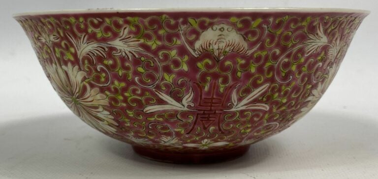 CHINE, XXe siècle - Bol en porcelaine émaillé à décor floral et frises feuillag…