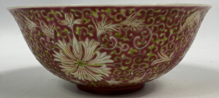 CHINE, XXe siècle - Bol en porcelaine émaillé à décor floral et frises feuillag…