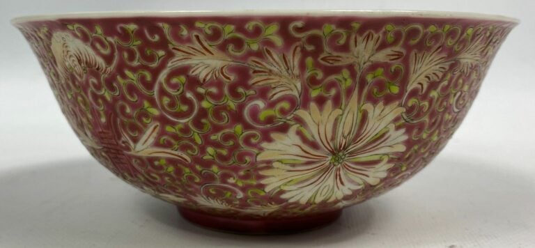 CHINE, XXe siècle - Bol en porcelaine émaillé à décor floral et frises feuillag…