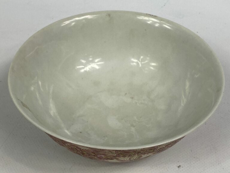 CHINE, XXe siècle - Bol en porcelaine émaillé à décor floral et frises feuillag…