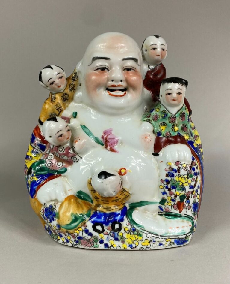 CHINE, XXe siècle - Bouddha rieur en porcelaine émaillée polychrome entouré de…