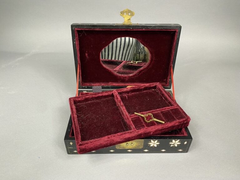 CHINE, XXe siècle - Coffret rectangulaire en bois noirci à décor en incrustatio…
