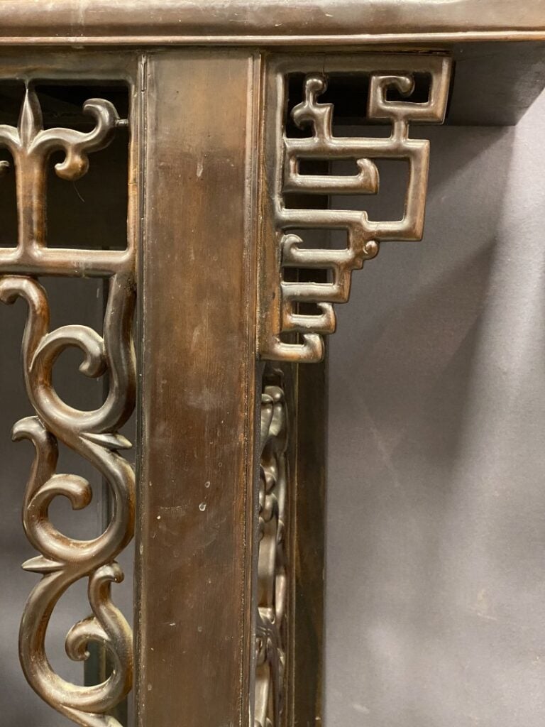 CHINE, XXe siècle - Console en bois indigène, la ceinture sculptée et ajourée d…