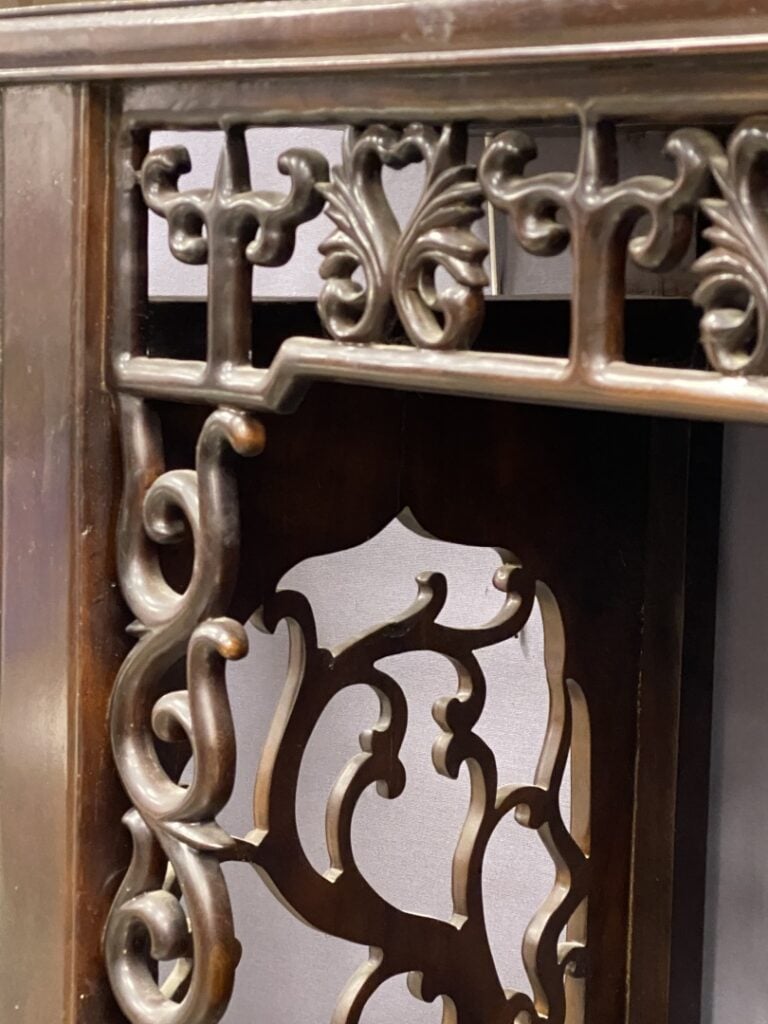 CHINE, XXe siècle - Console en bois indigène, la ceinture sculptée et ajourée d…