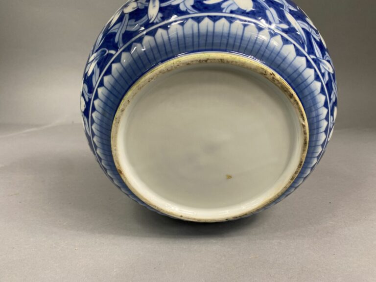 CHINE, XXe siècle - Coupe couverte en porcelaine à décor floral blanc bleu