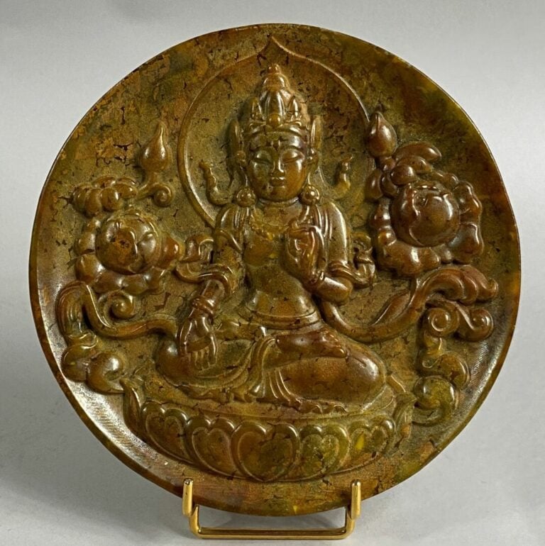 CHINE, XXe siècle - Disque en pierre dure sculpté à l'effigie d'une divinité su…