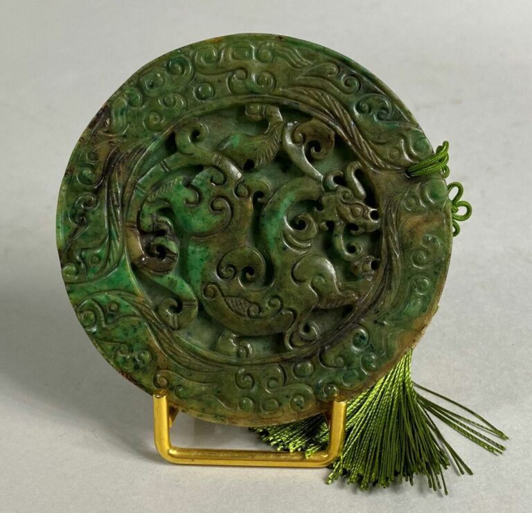 CHINE, XXe siècle - Disque en pierre dure teintée imitant le jade scupté de rin…