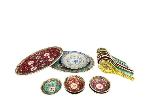 Chine, XXe siècle - Ensemble de céramiques comprenant trois assiettes, deux pet…