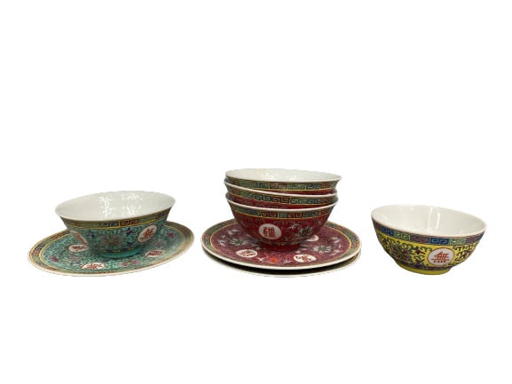 Chine, XXe siècle - Ensemble de céramiques comprenant trois assiettes, deux pet…