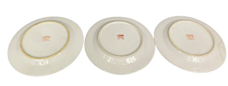 Chine, XXe siècle - Ensemble de céramiques comprenant trois assiettes, deux pet…
