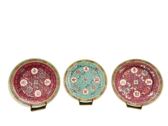 Chine, XXe siècle - Ensemble de céramiques comprenant trois assiettes, deux pet…