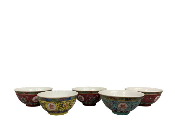 Chine, XXe siècle - Ensemble de céramiques comprenant trois assiettes, deux pet…