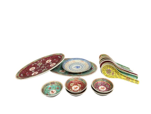 Chine, XXe siècle - Ensemble de céramiques comprenant trois assiettes, deux pet…