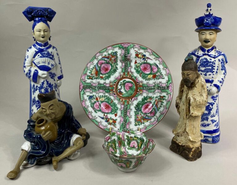 CHINE, XXe siècle - Ensemble de céramiques émaillées comprenant: - - une paire…