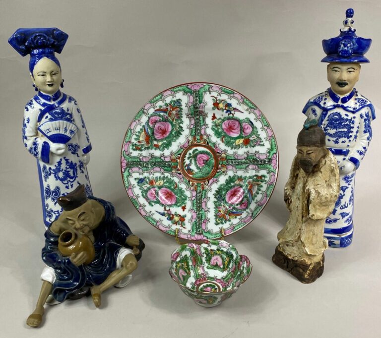 CHINE, XXe siècle - Ensemble de céramiques émaillées comprenant: - - une paire…