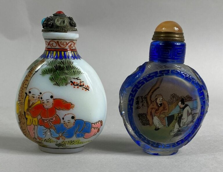 CHINE, XXe siècle - Ensemble de deux flacons / tabatières en verre coloré et ém…